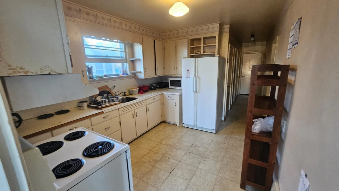 Large Private Room For Rent - photo 4