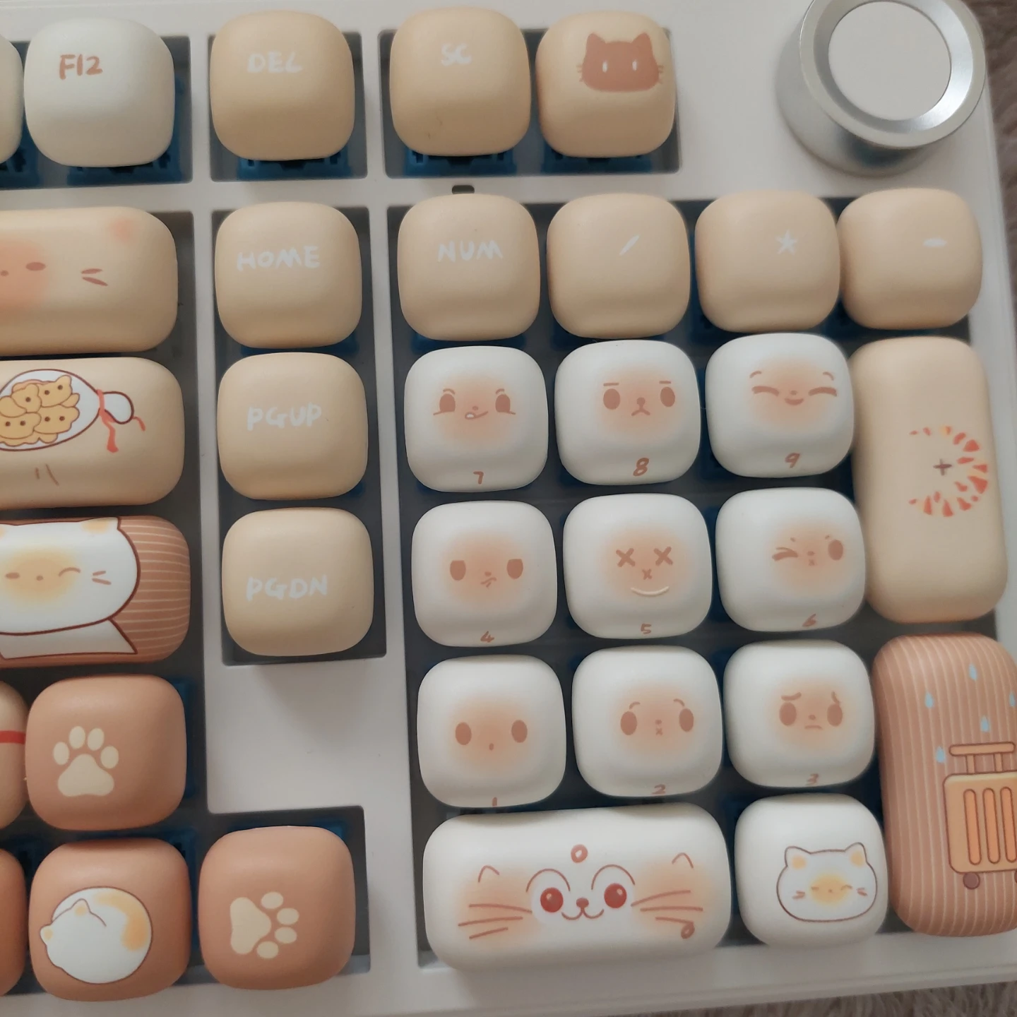 Aula F99 Pro mechanical keyboard + bread cat MOG keycaps - photo 3