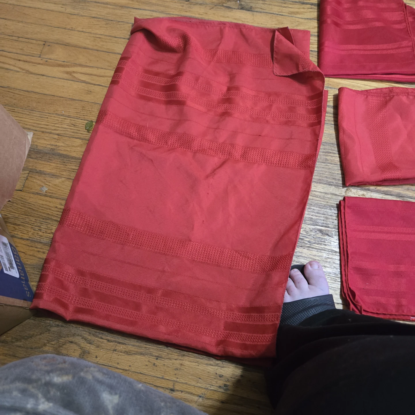 Set of 10 Red Cloth Napkins and 1 table cloth - photo 2