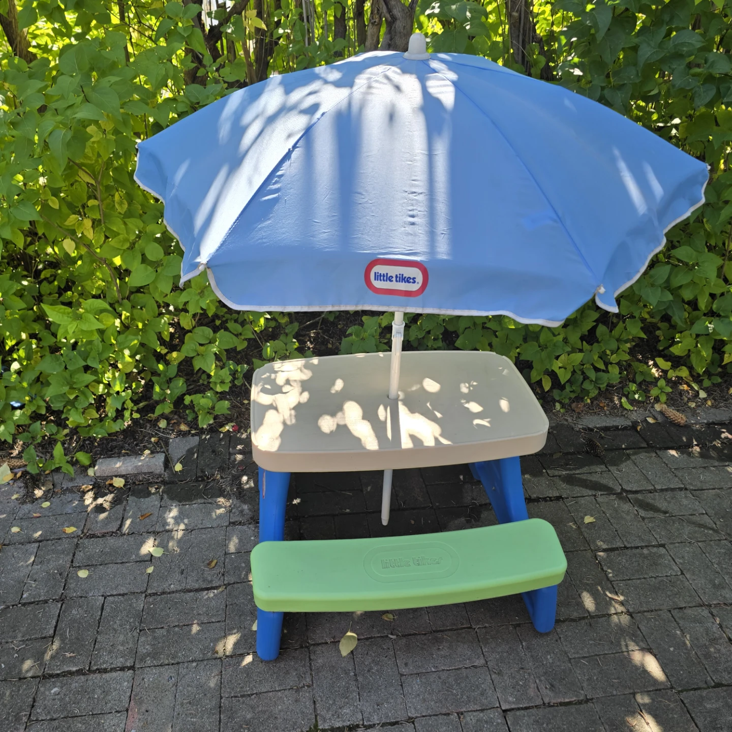 Little Tikes Kids Picnic Table with Umbrella