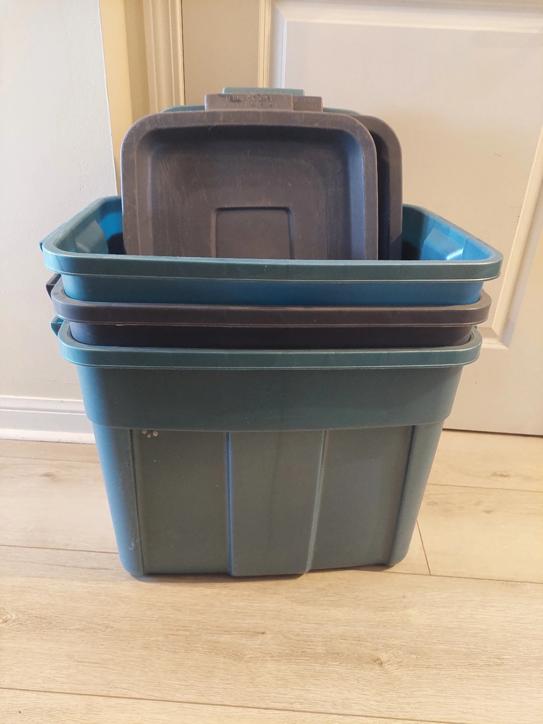 Rubbermaid Super Tough Storage Bin with Lid
