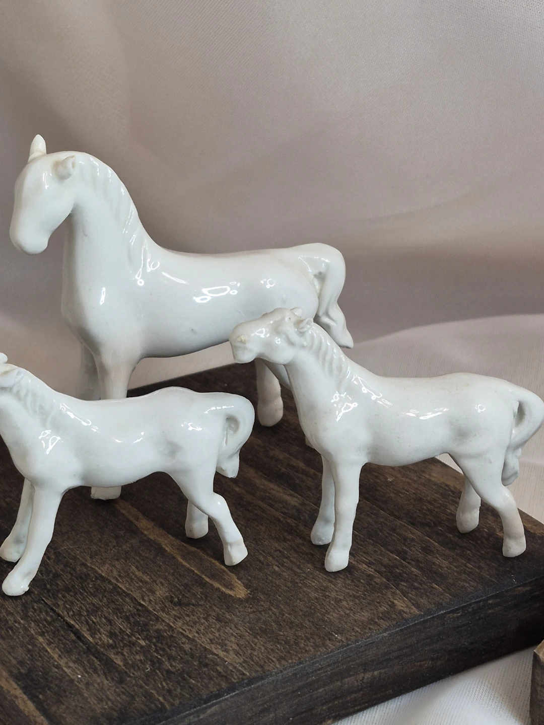 Set of 7 Vintage Little White Porcelain Horse Figurines - photo 2