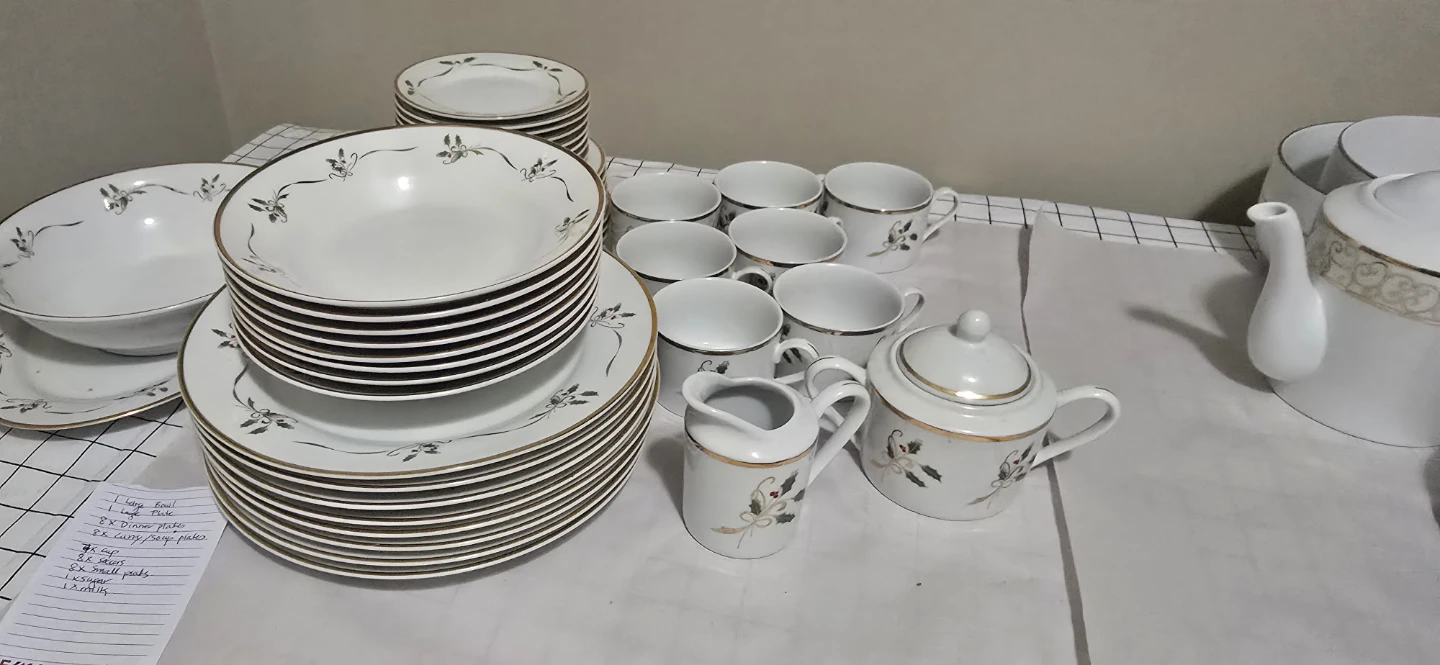Holiday dinnerware set with gold trim - photo 2