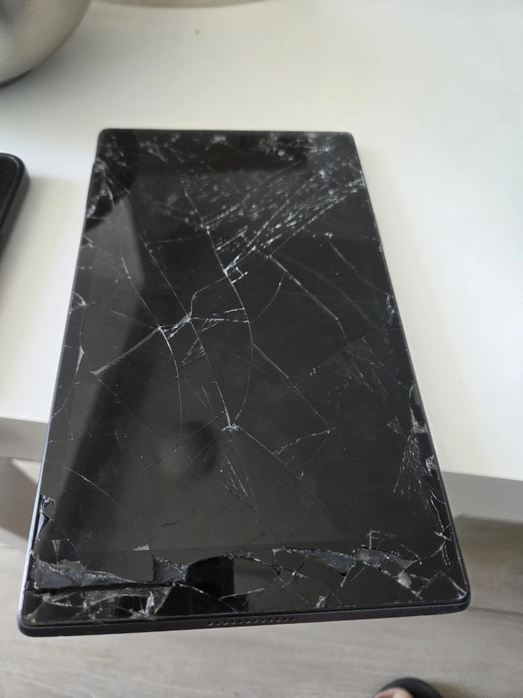 Amazon Fire HD 8 Tablet - Broken Screen - photo 4