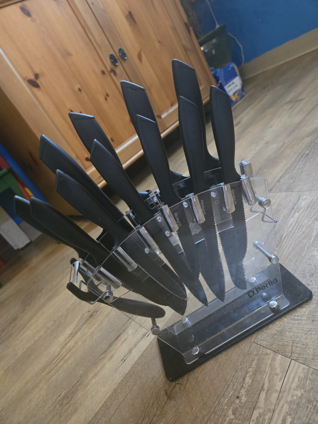 D.Perlla Knife Set with Acrylic Stand