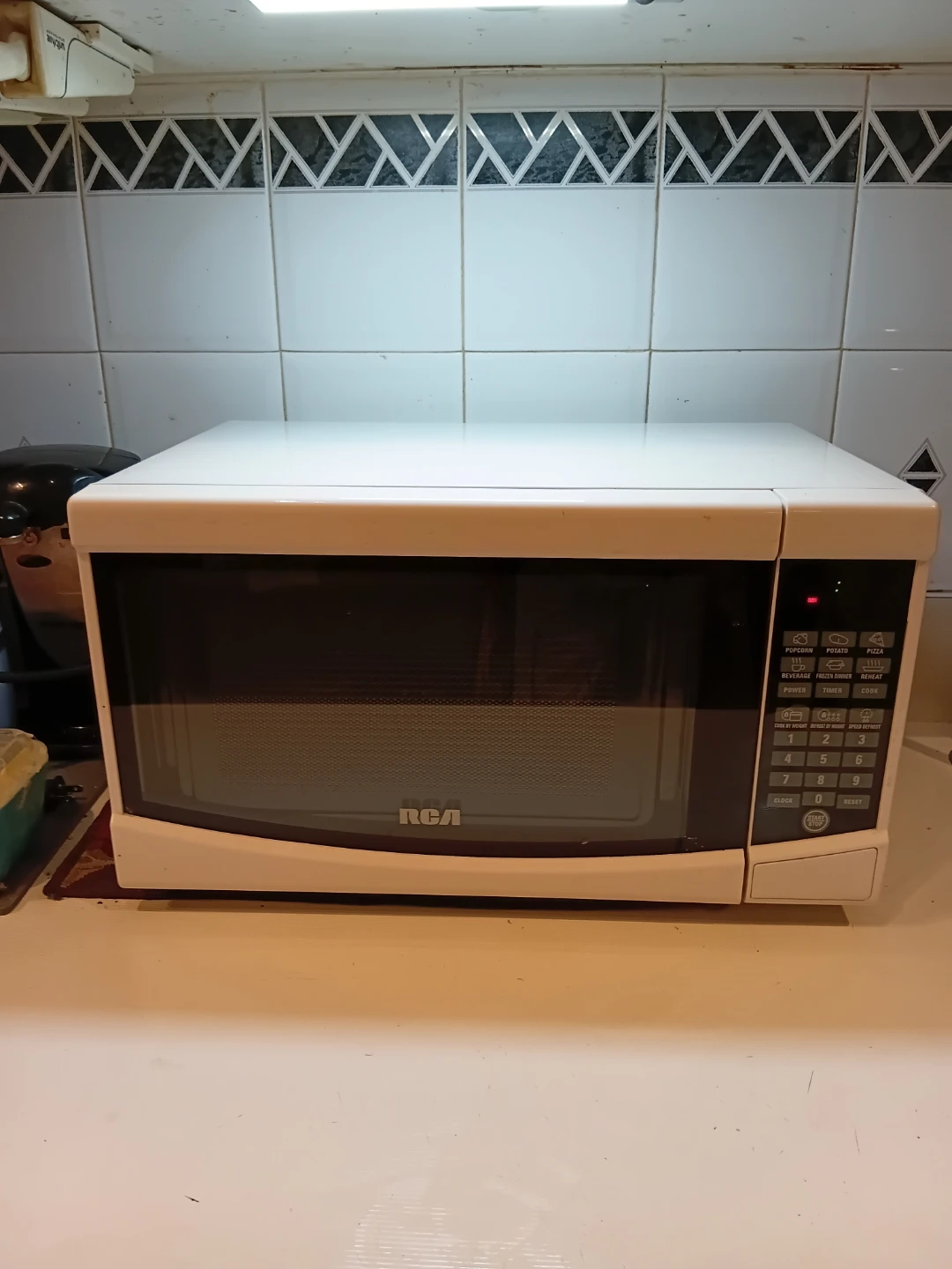 RCA Compact Countertop White Microwave READ DESCRIPTION ON SIZE