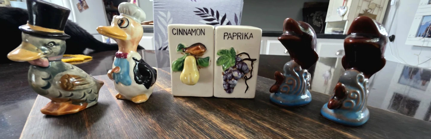 ANTIQUE  🐬 🦆 🍇 Vintage Ceramic Shaker Collector Lot - photo 3