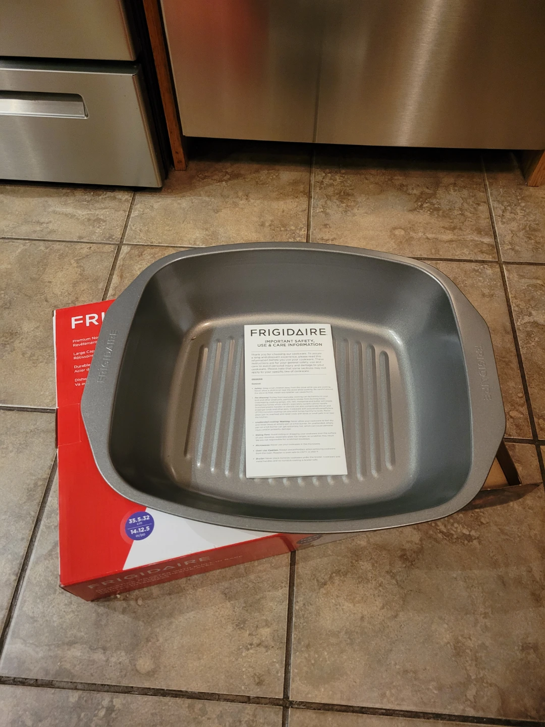 New. Frigidaire Non-Stick Roaster with Built-in Rack - photo 2