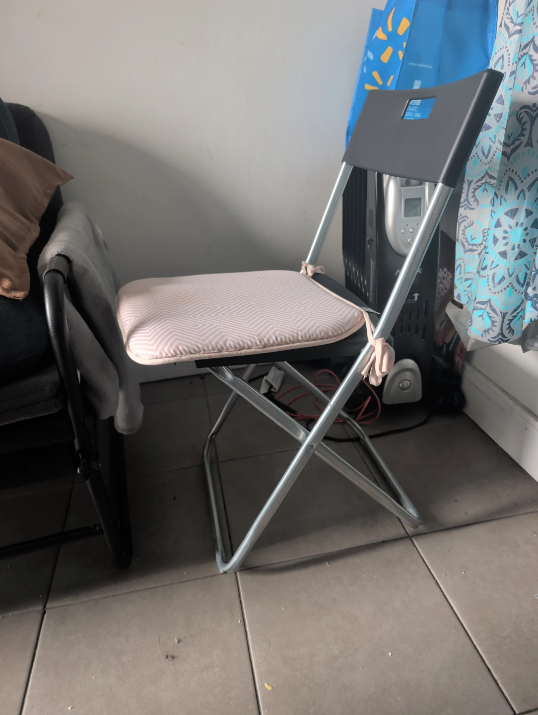 Folding chair with cushion