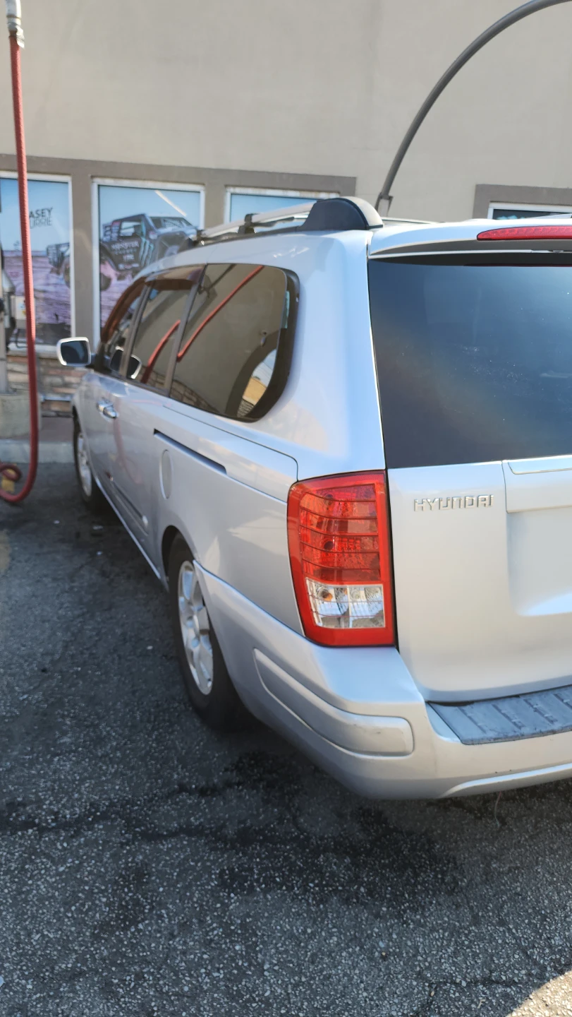 Hyundai Entourage Minivan - photo 2