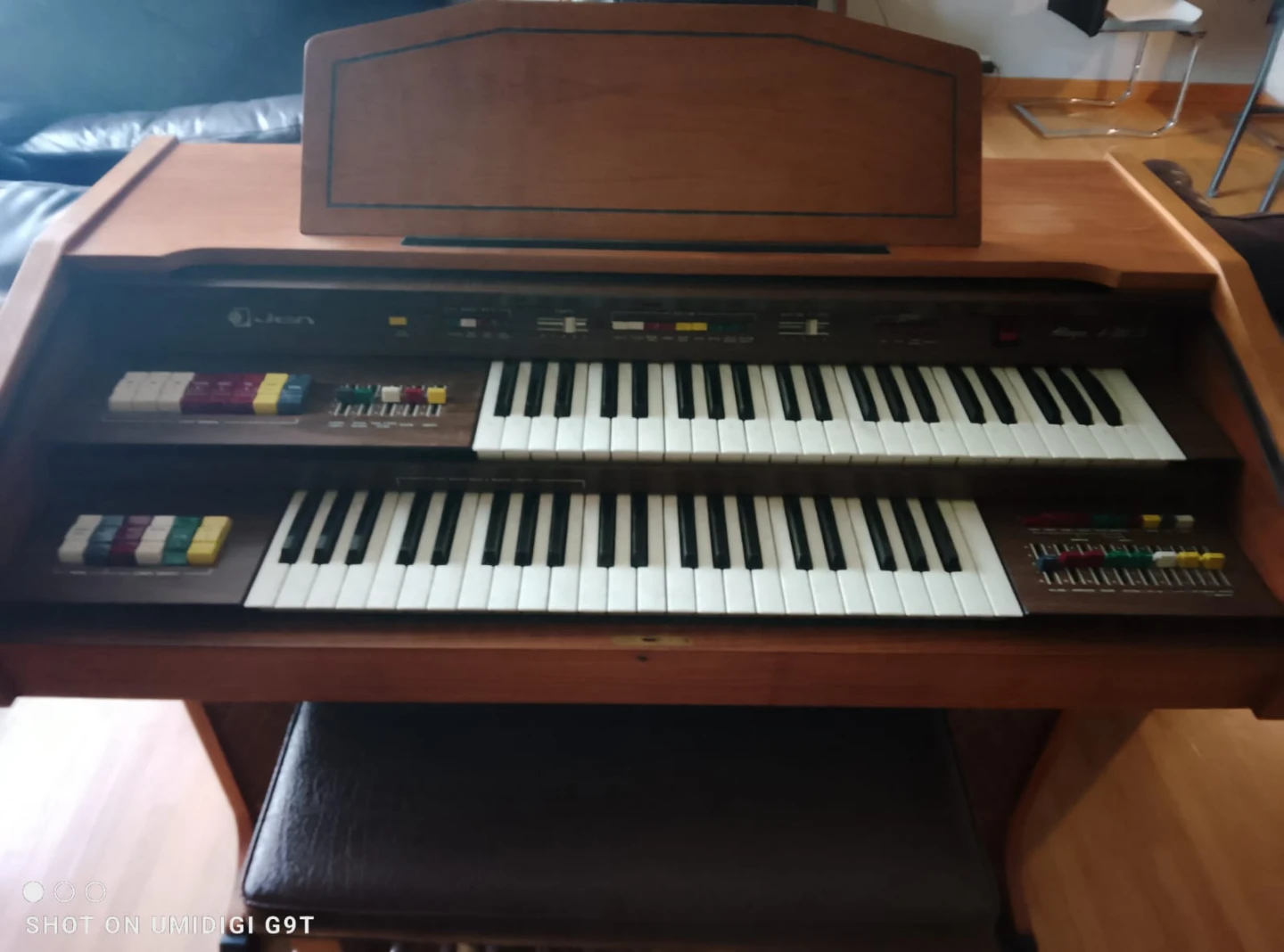 Electronic organ.