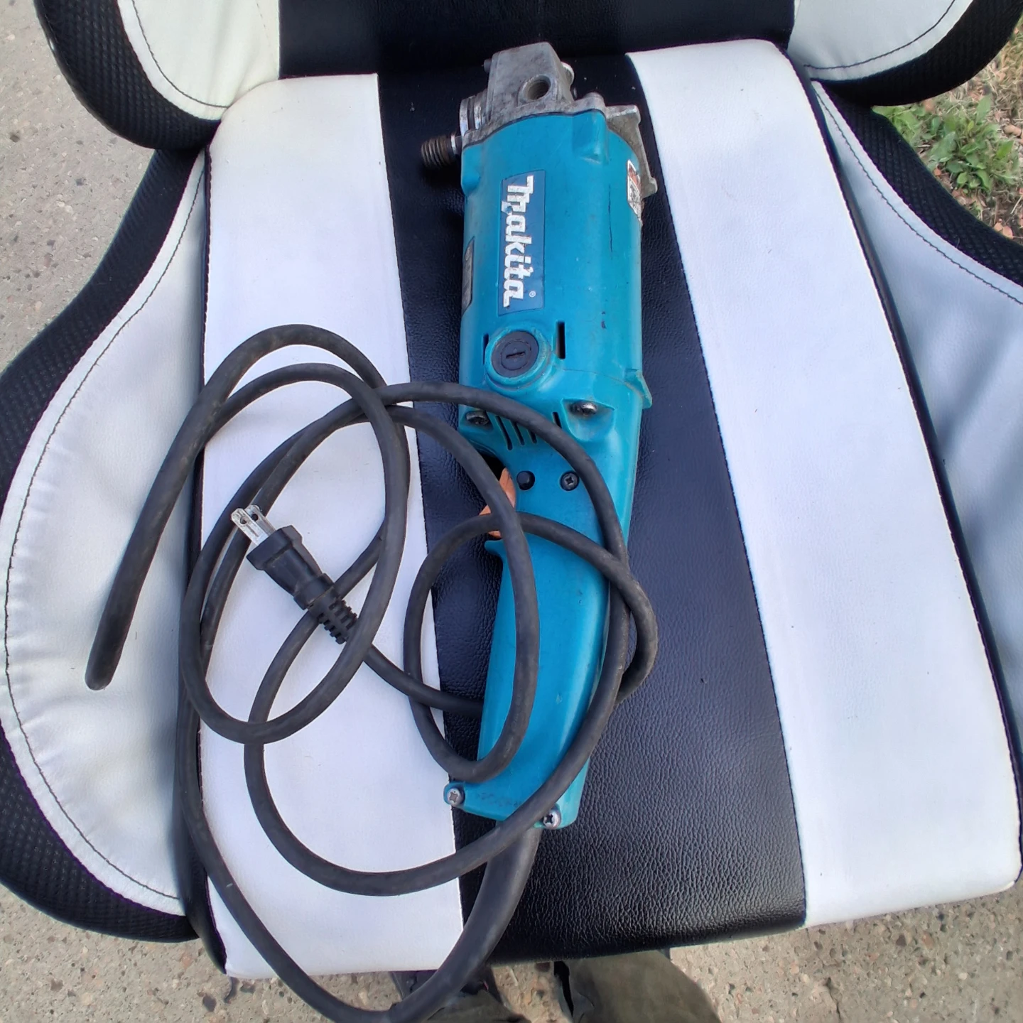 Makita 905B 5-inch Angle Grinder - photo 2