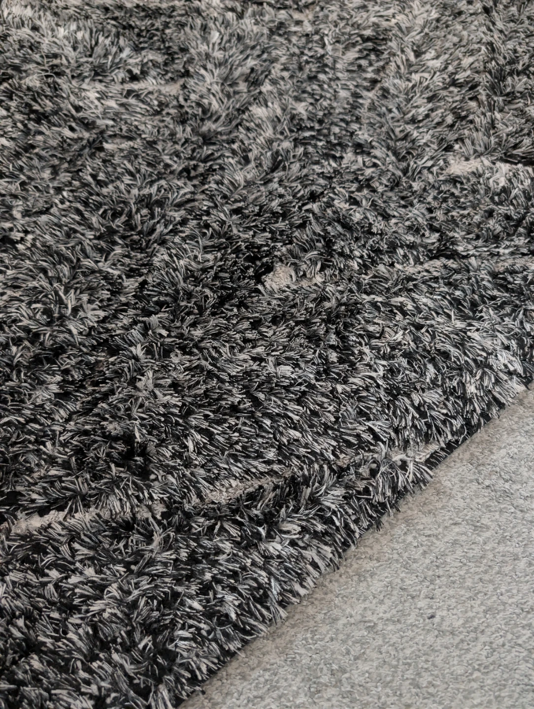 Black and white shaggy area rug - photo 3