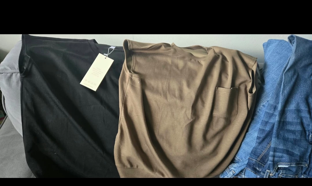 Assorted clothing bundle - photo 4