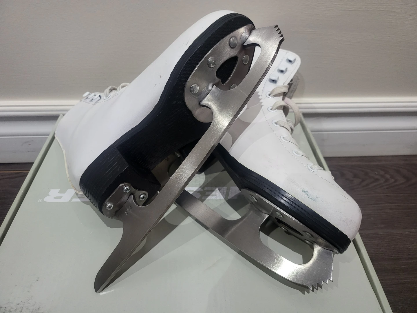 Hespeler Girls Junior Figure Skates Size J1- Like new - photo 2