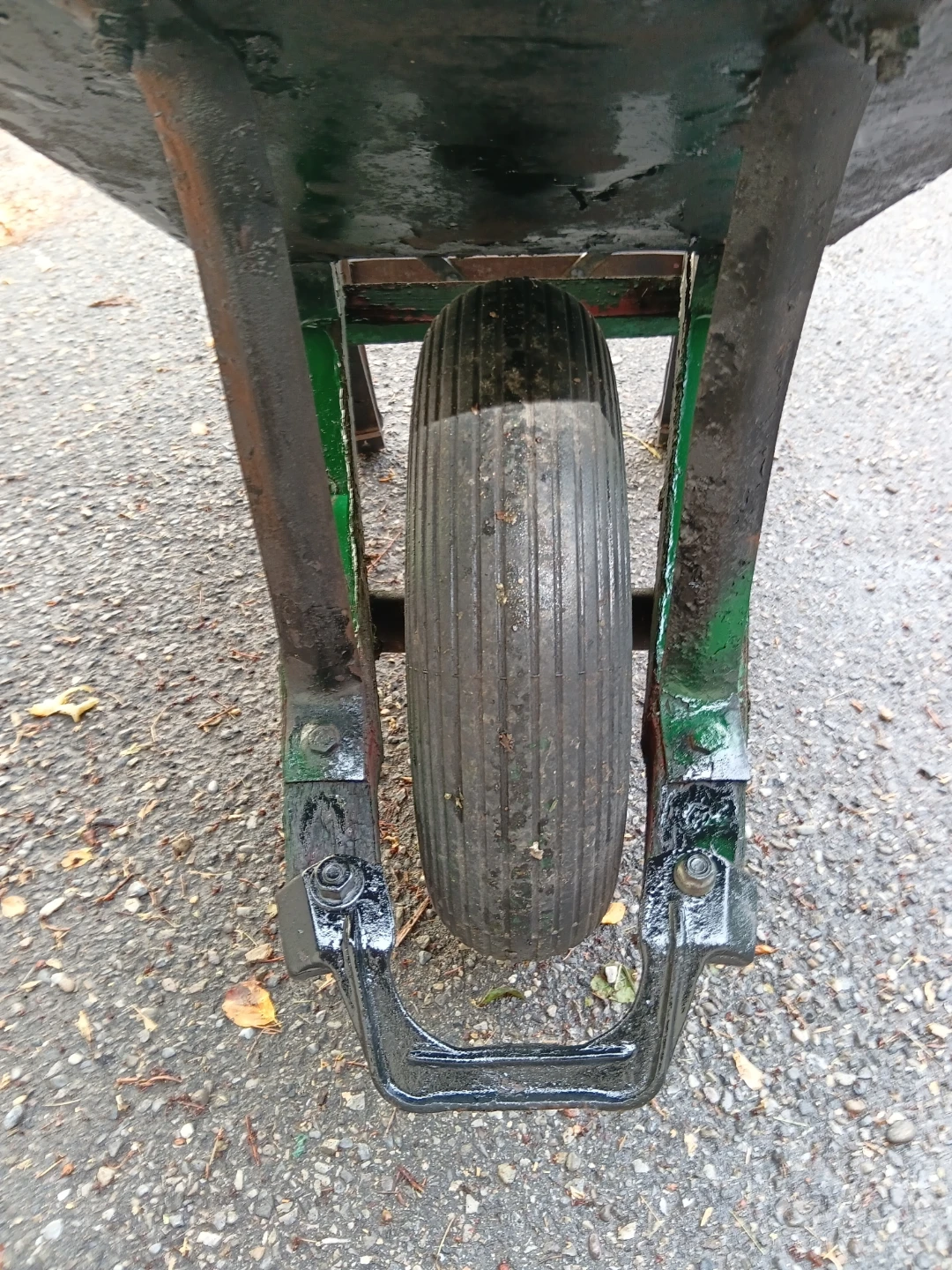 Heavy Duty Metal Wheelbarrow - photo 3
