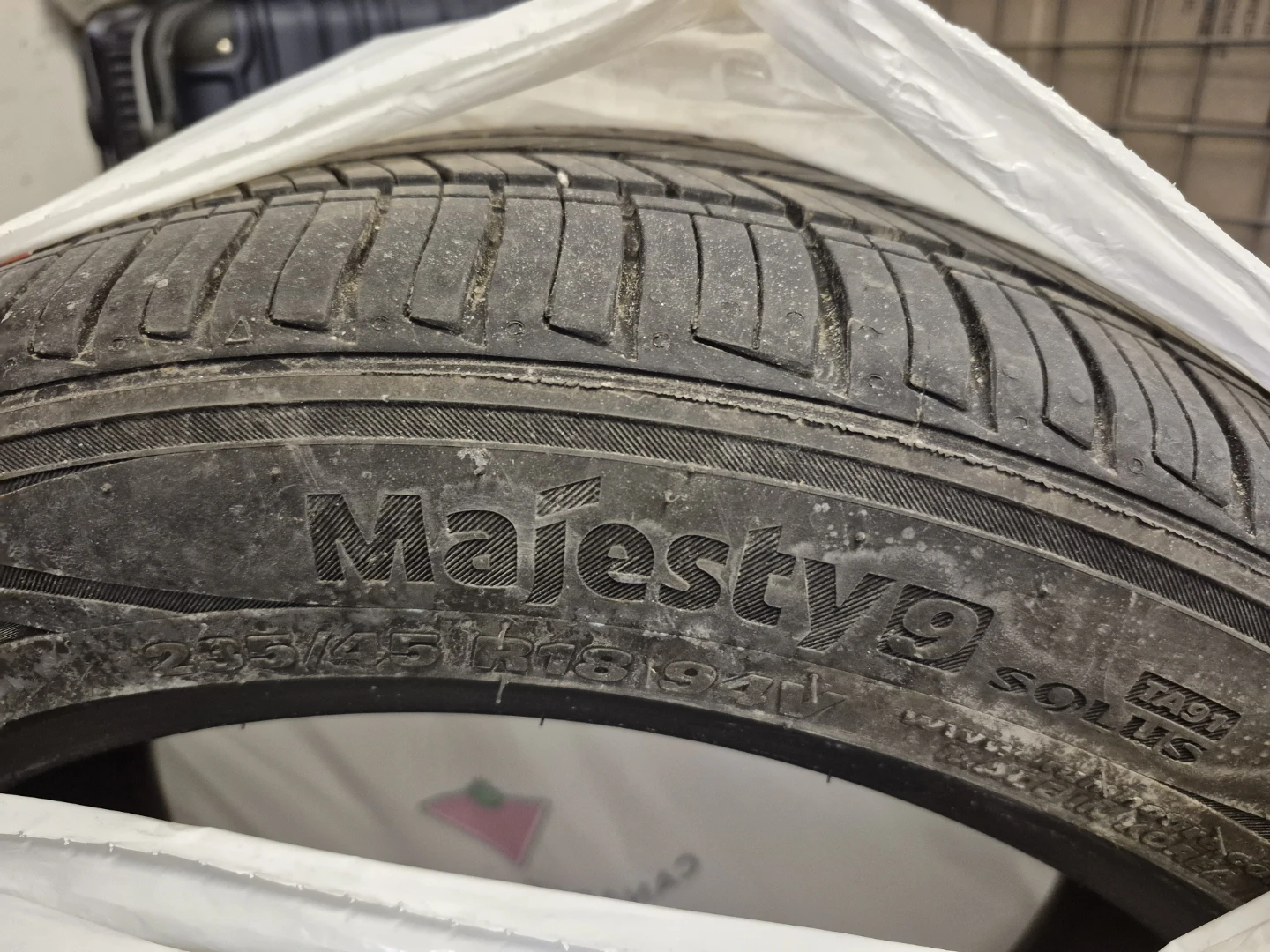 Kumho Majesty9 Solus TA91 Tire 235/45 R18