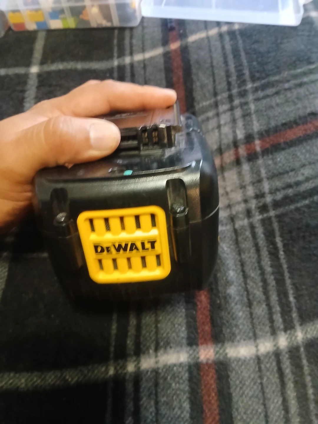 DeWalt DCB404 40V Max 4Ah Lithium Ion Battery - photo 4