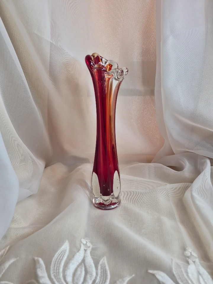 Beautiful Vintage 9 1/2" Art Glass Bud Vase