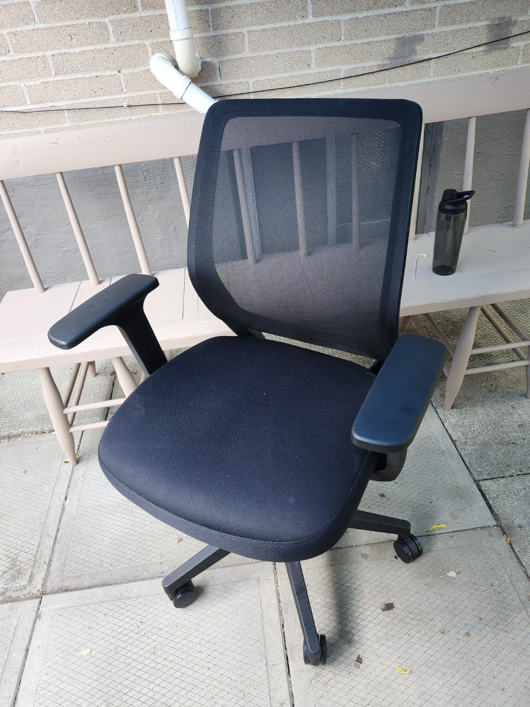 Black mesh office chair LIKE NEW - photo 4