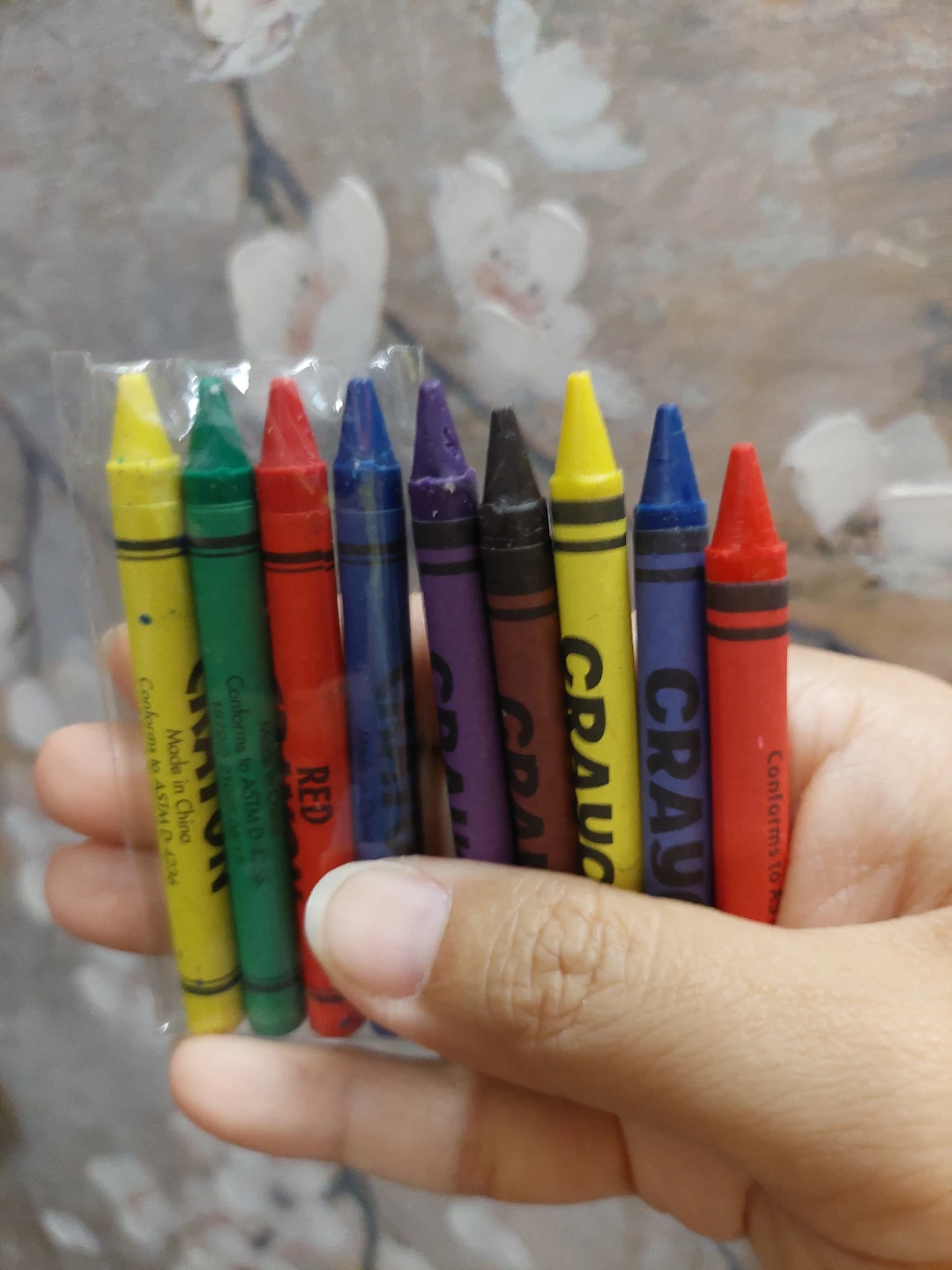 Off brand crayons bundle
