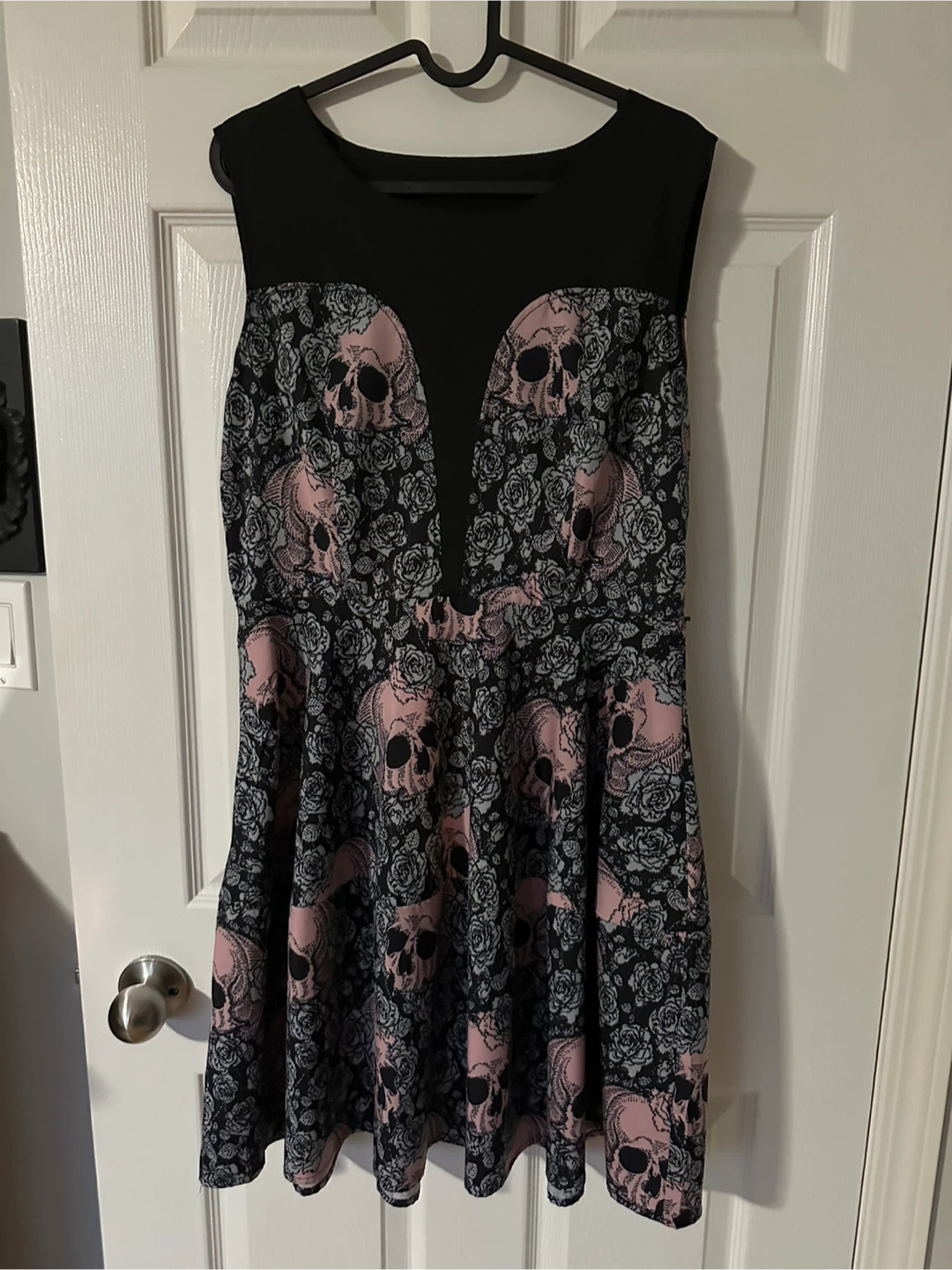 Sleeveless Skull and Roses Print Dress