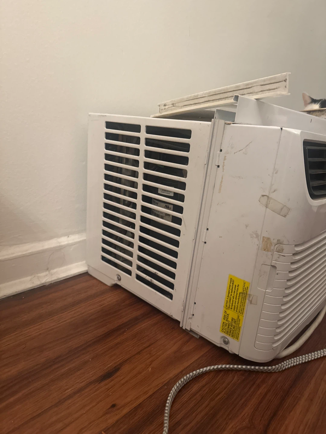 Frigidaire Window Air Conditioner - photo 2