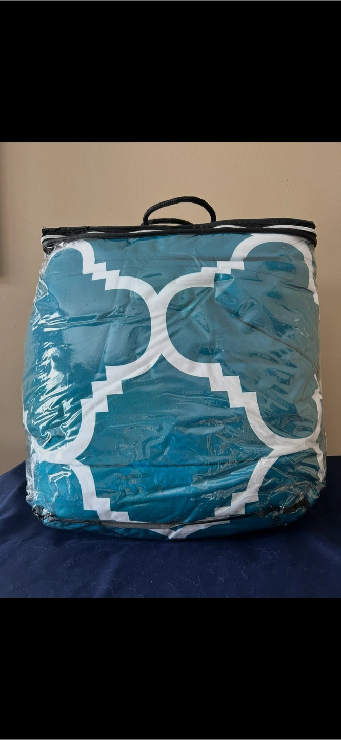Teal and White Patterned Comforter Set