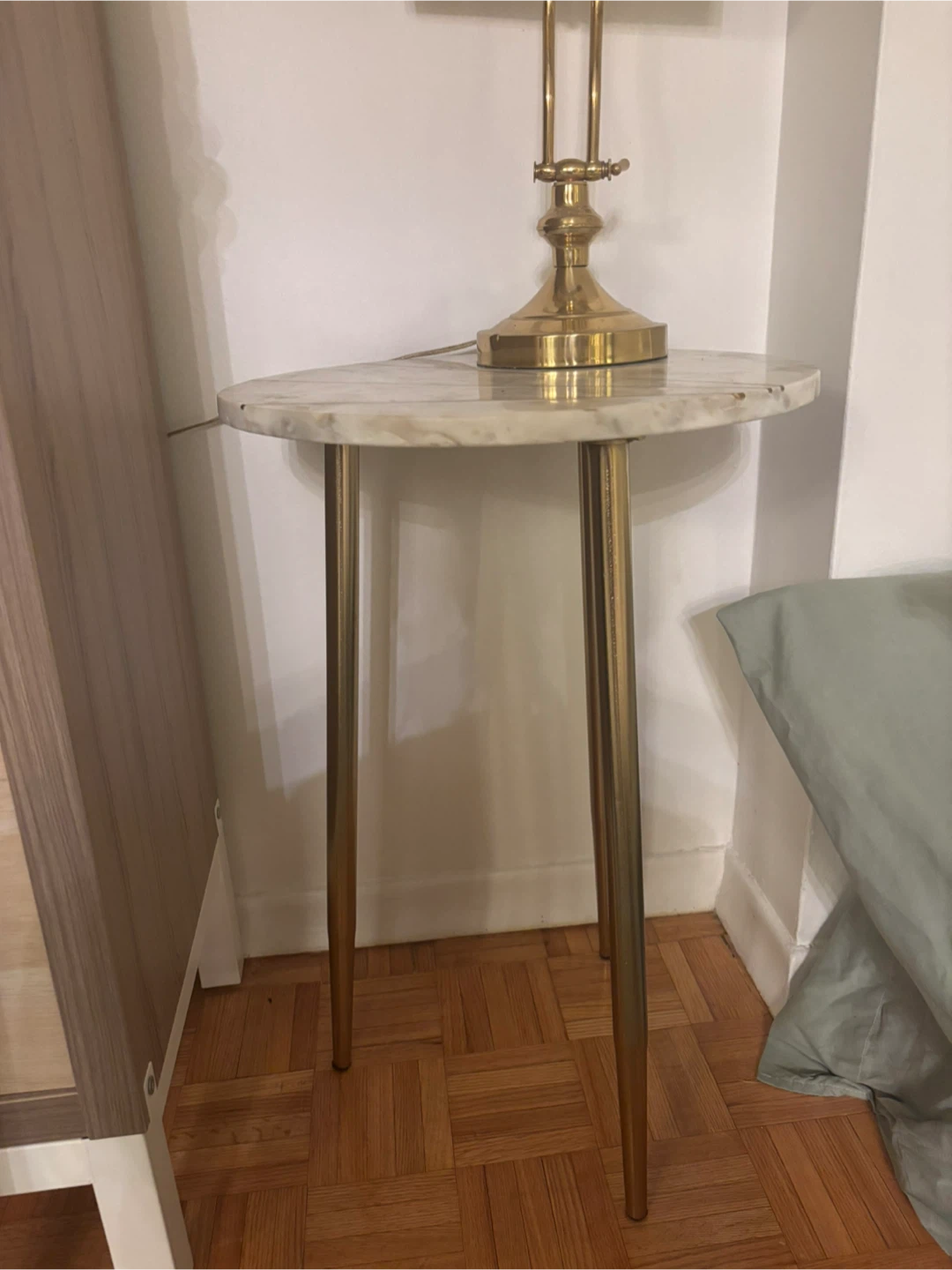 MOVING - White Marble Accent Table with Brass Legs and Inlay - photo 2
