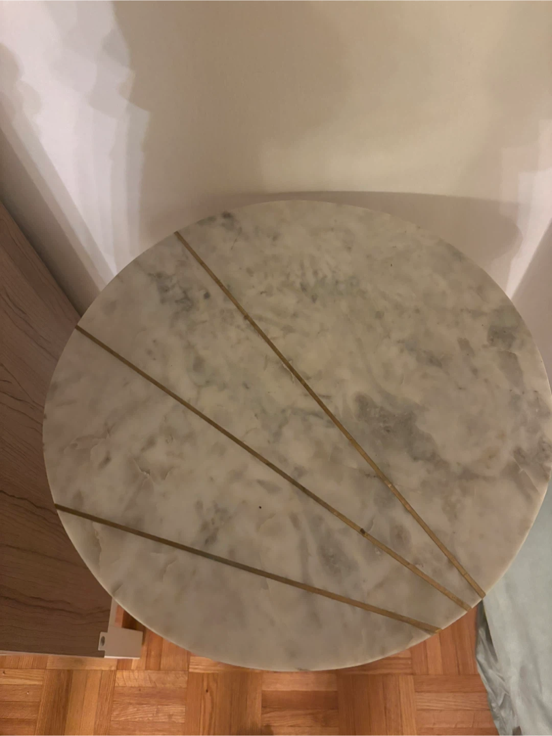 MOVING - White Marble Accent Table with Brass Legs and Inlay - photo 3