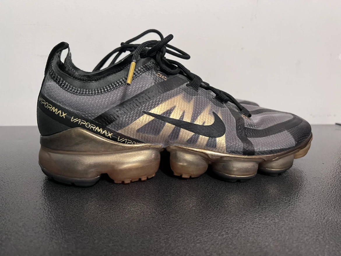 Nike Air VaporMax 2019 Black & Metallic Gold – Men’s Size 9