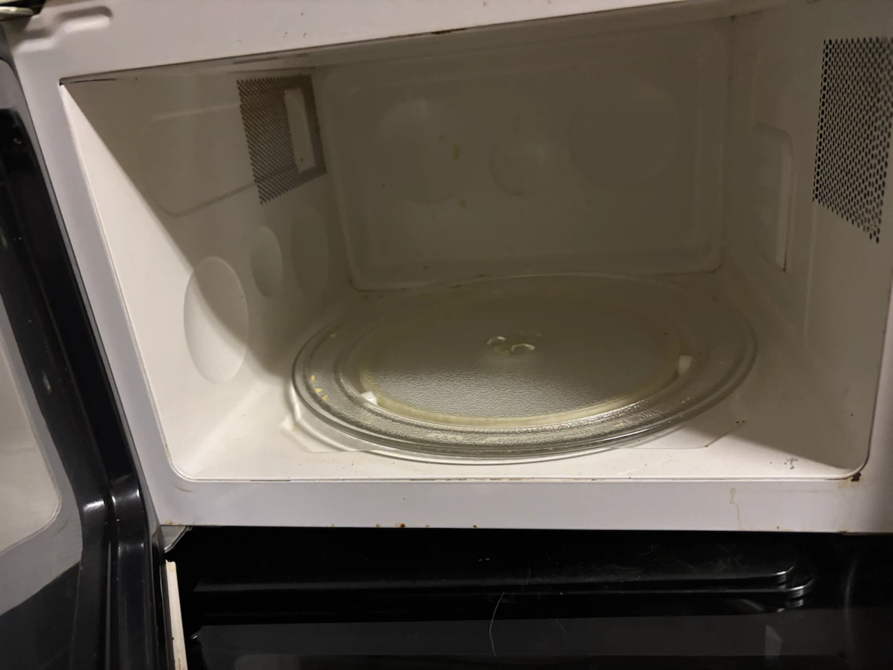 GE White Countertop Microwave - photo 2