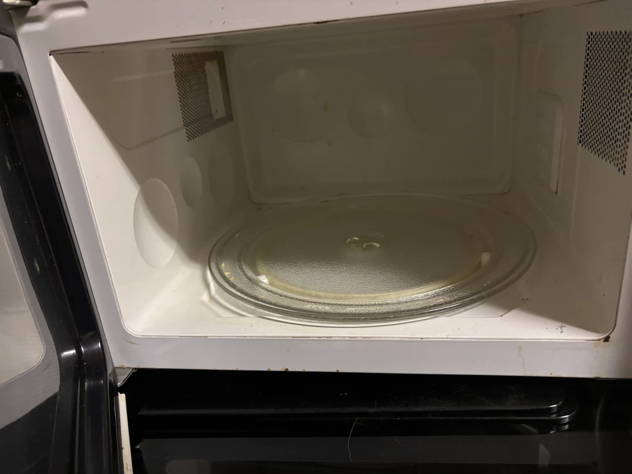 GE White Countertop Microwave - photo 3
