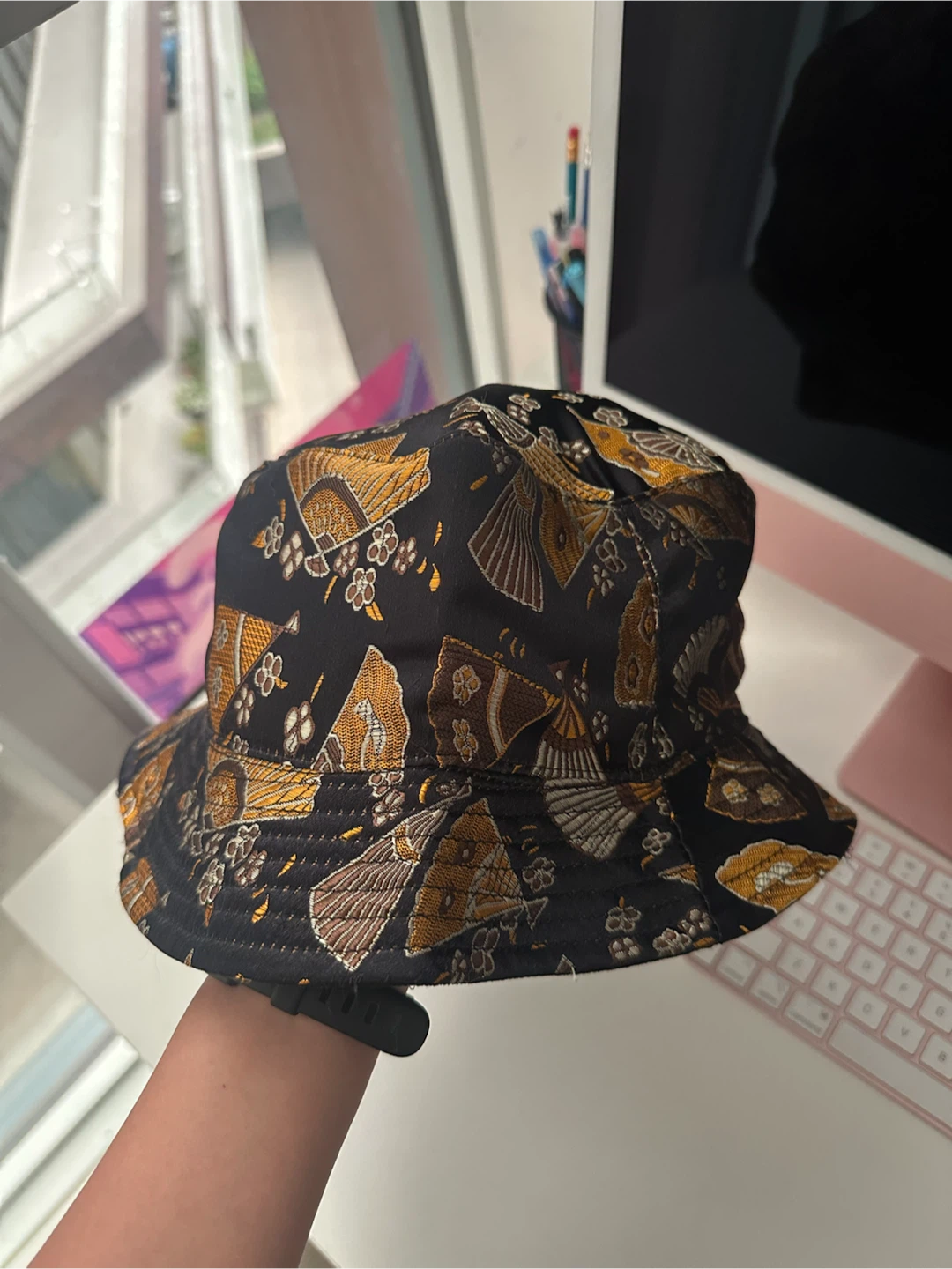 Black bucket hat with fan pattern