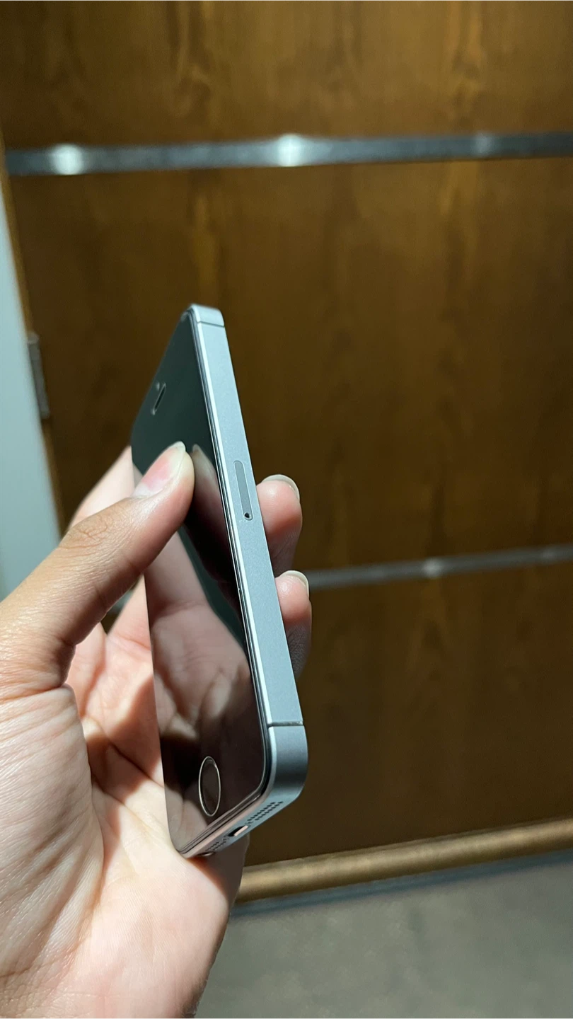 Apple iPhone SE (1st Gen) - Space Grey - photo 3