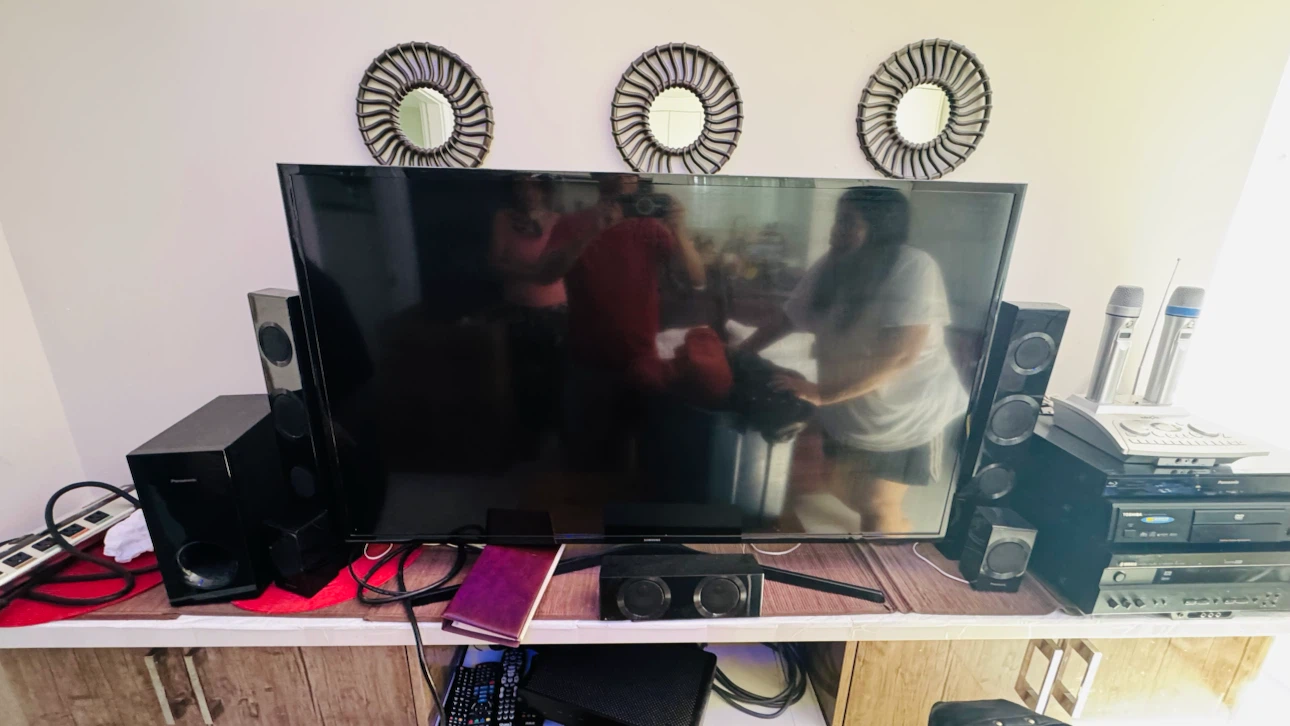 Samsung Smart TV 55” with remote - photo 2