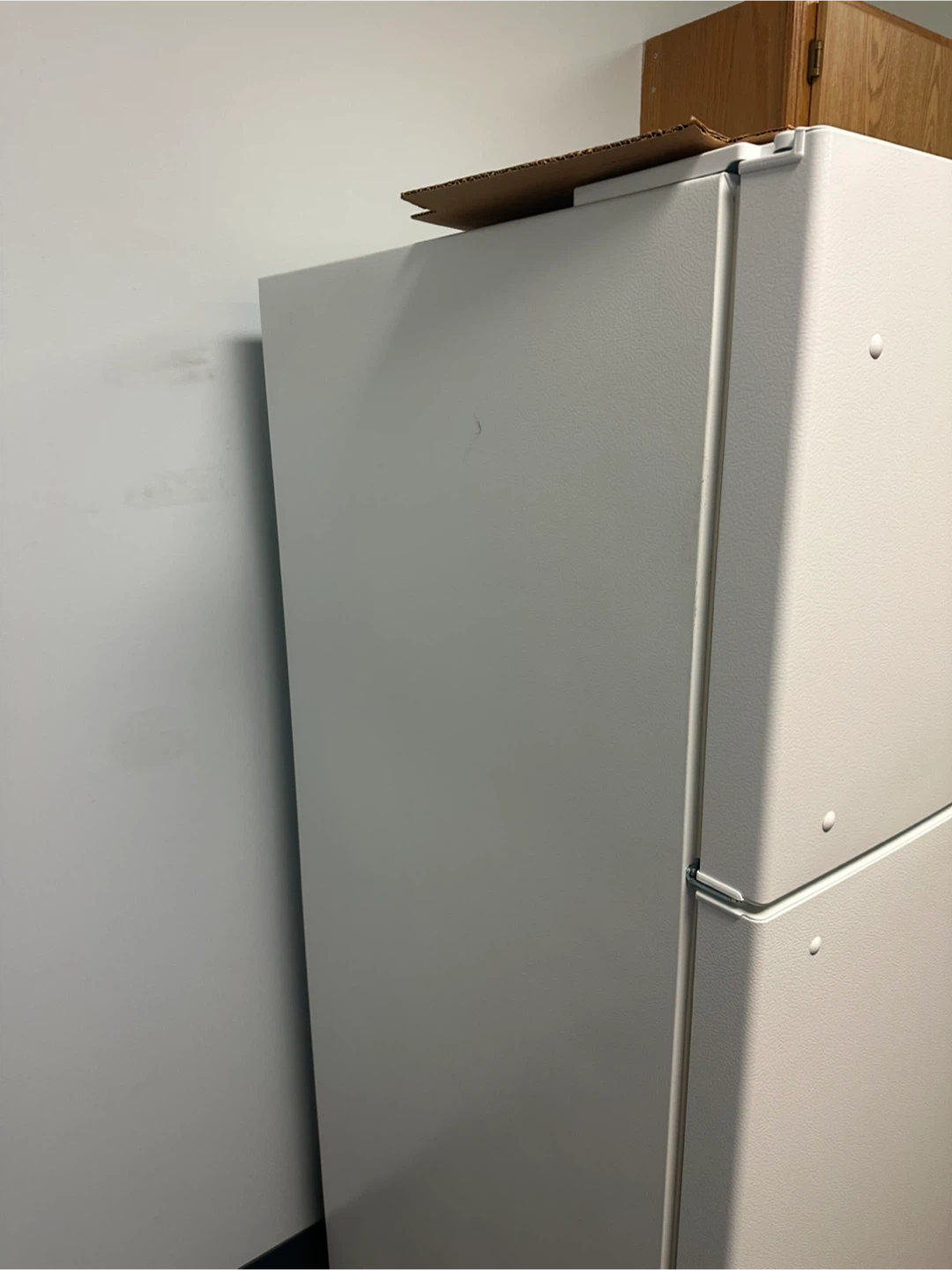 Insignia White Top Freezer Refrigerator - photo 2