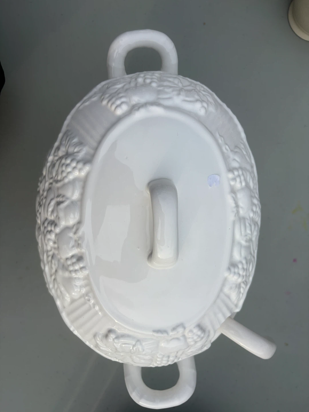 White Ceramic Embossed Tureen with Ladle - photo 2