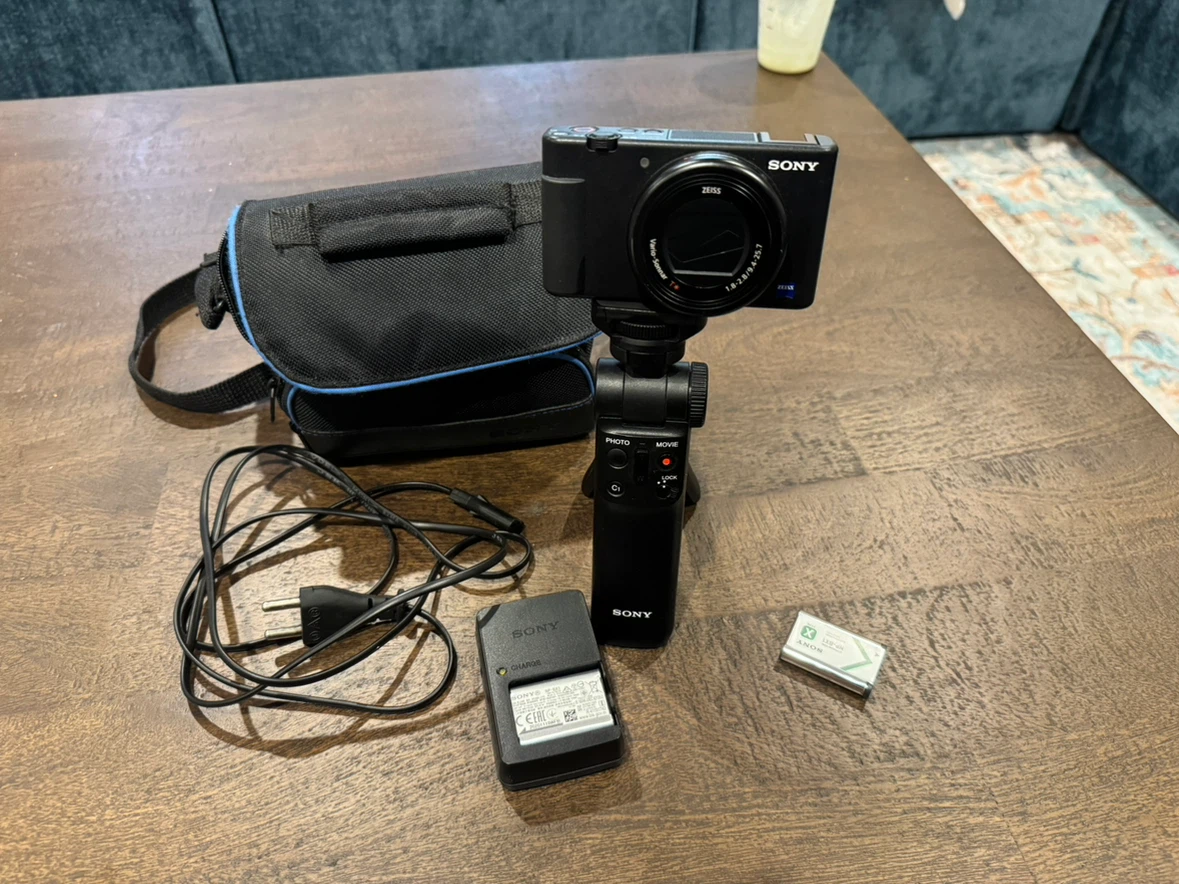 Sony Vlogging Camera ZV-1 with Shooting Grip Kit - photo 4
