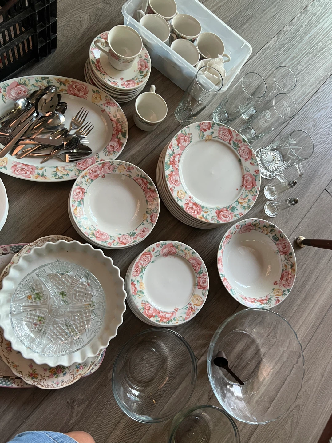 Dishes.   Like new.  Excellent for a student.
