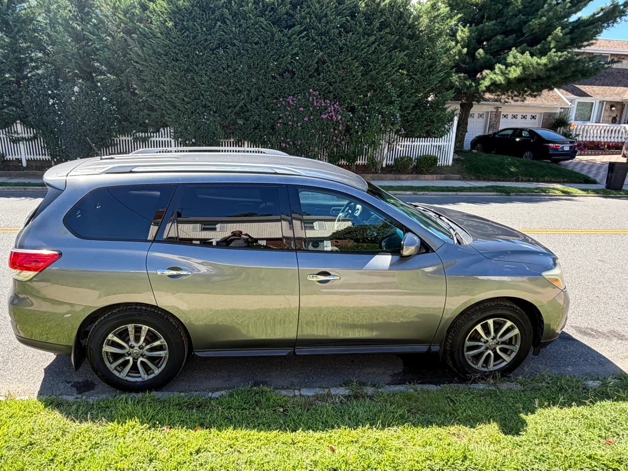 Nissan Pathfinder Gray SUV