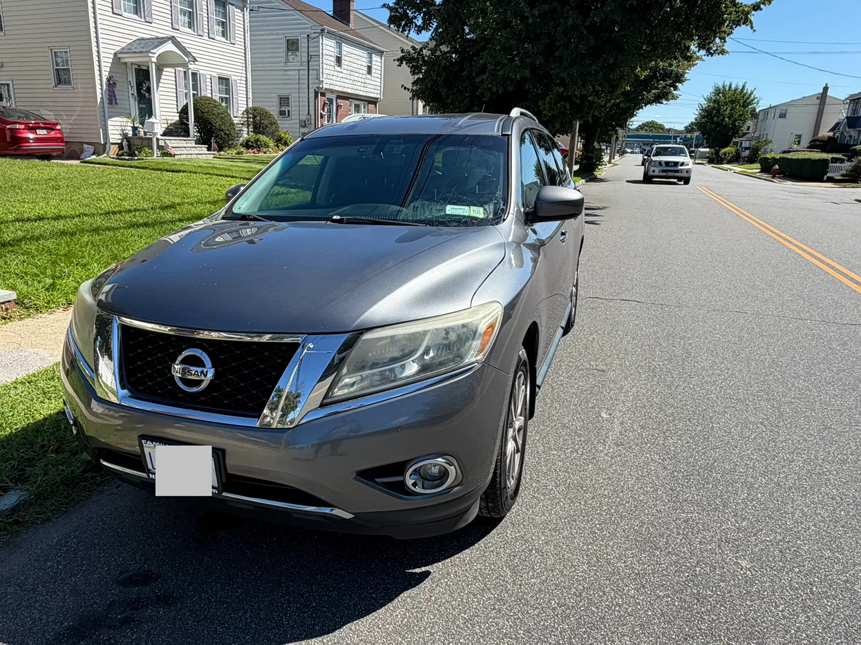 Nissan Pathfinder Gray SUV - photo 3