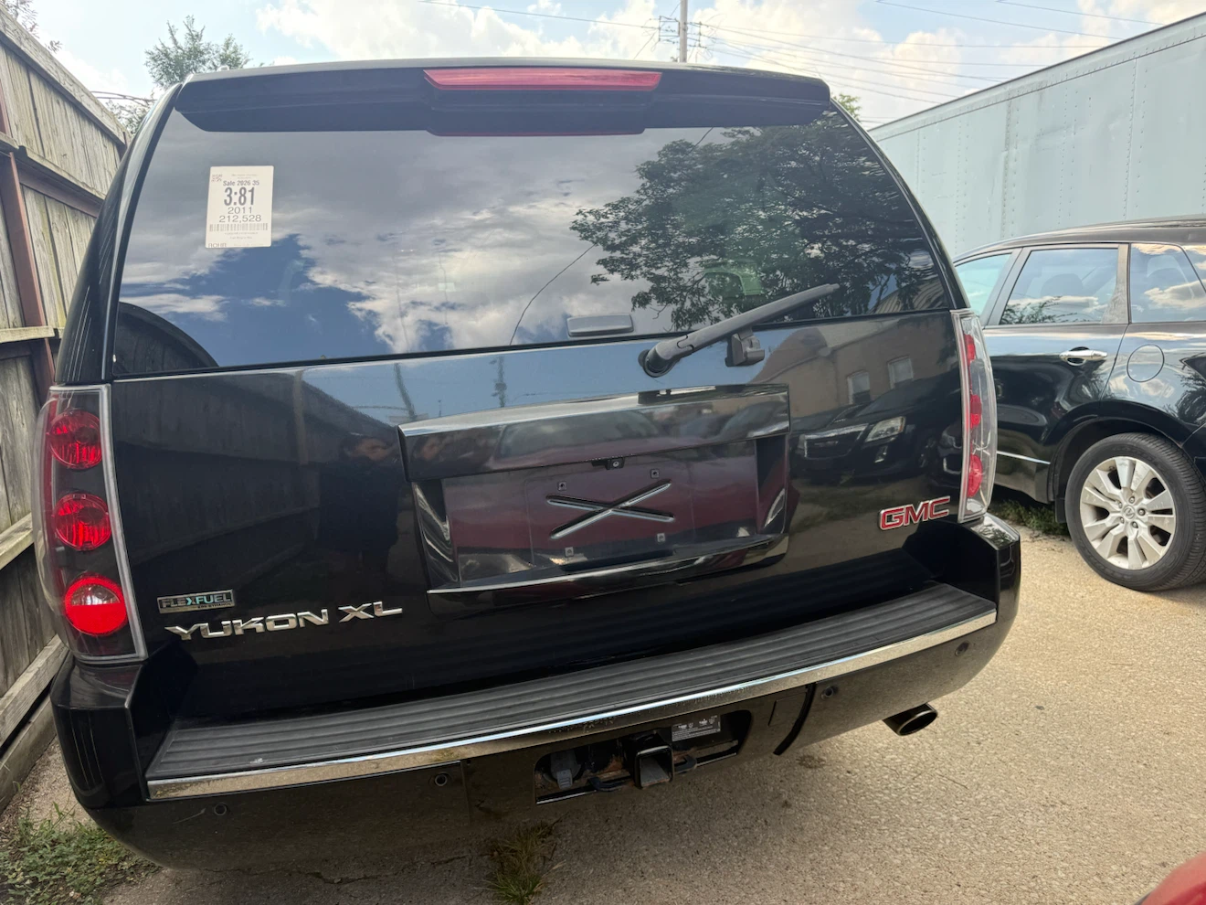 2011 GMC Yukon XL Denali - photo 2