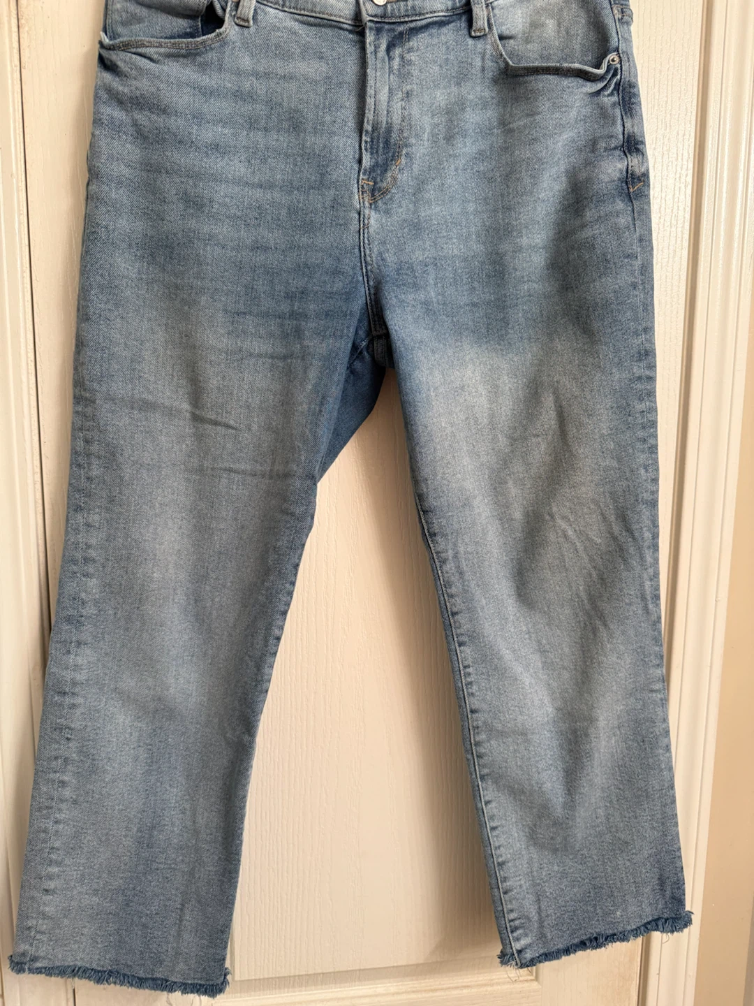 Kenzie Light wash jeans with raw hem, high quality