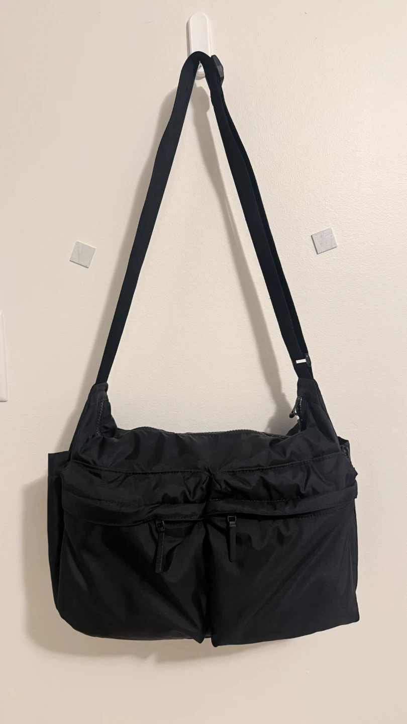 Multi pocket shoulder bag
