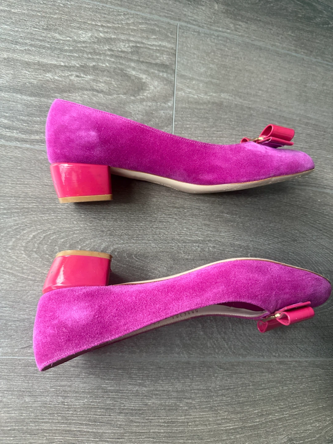 Salvatore Ferragamo Suede Vara Bow Heels - Magenta 37.5 - photo 4