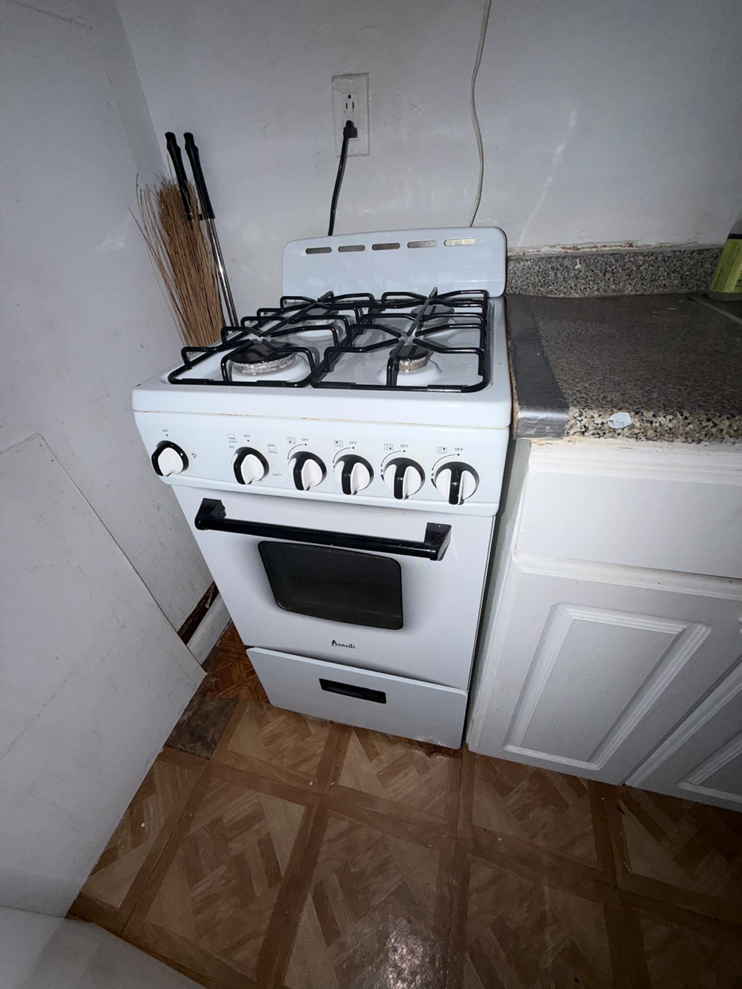 Avanti 20" Gas Range - White - photo 3