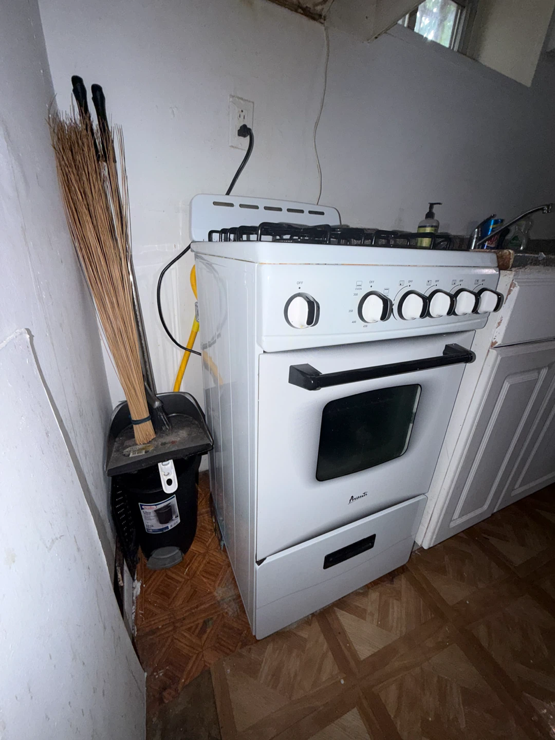 Avanti 20" Gas Range - White - photo 4