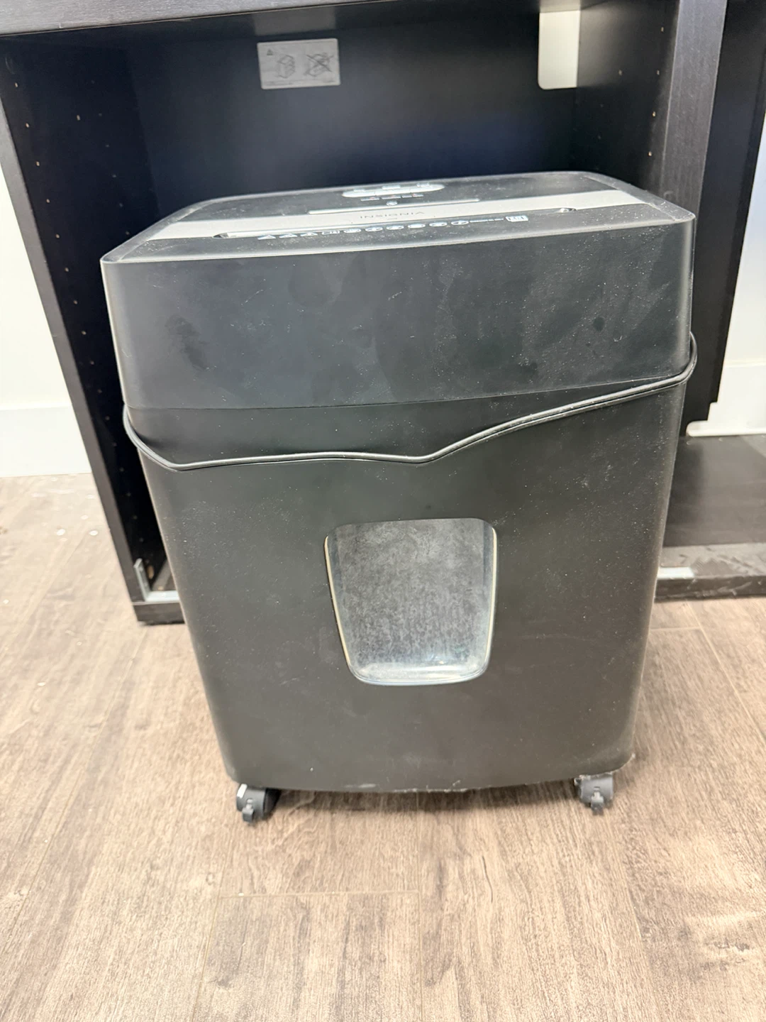 Insignia 10-Sheet Cross-Cut Paper Shredder - photo 2