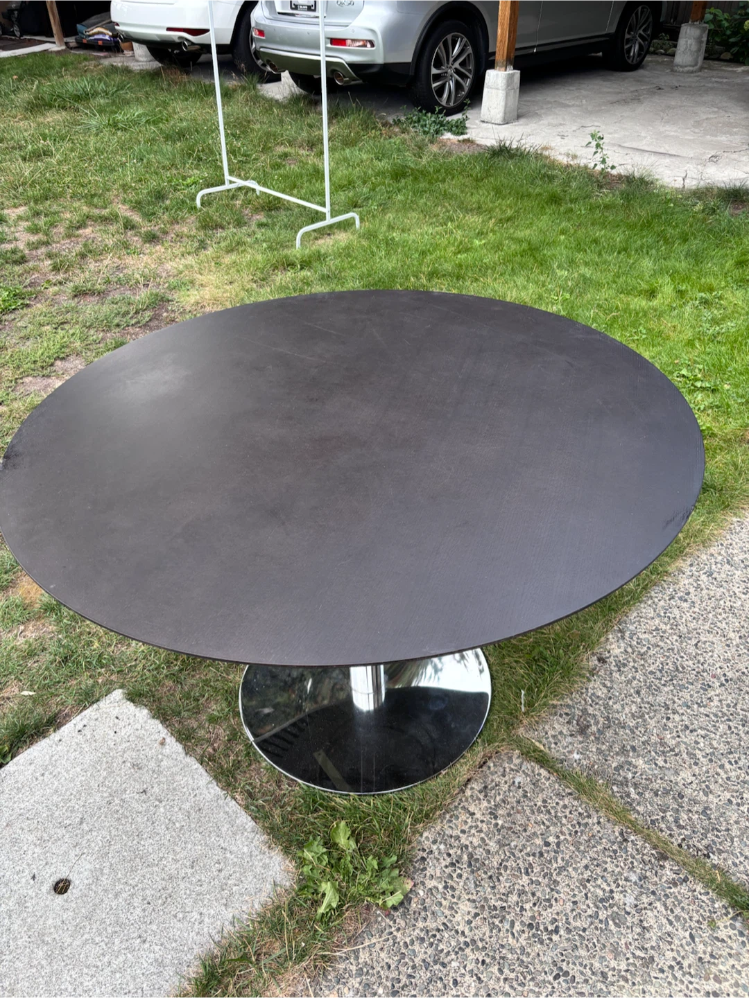 Round Pedestal Dining Table - photo 2